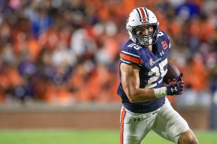 Auburn Tigers tight end John Samuel Shenker (25) catches the pass over the middle and carries for a first down during the San Jose State vs Auburn game on Saturday, Sept. 10, 2022.